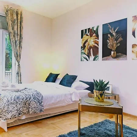 Golden Garden Apartment *