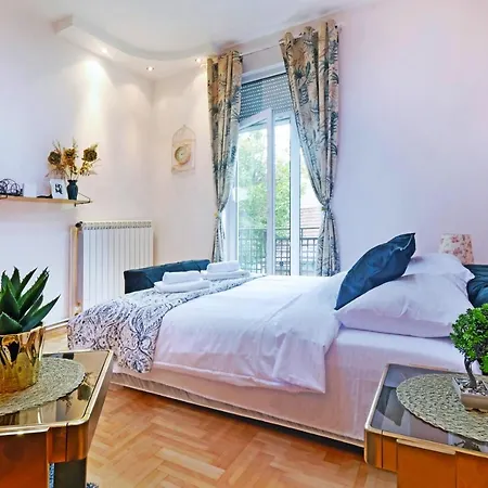 Apartment Golden Garden *